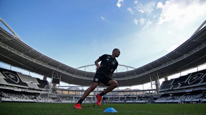 Botafogo perde para o Fortaleza e segue na degola - Vitor Silva / Botafogo