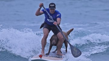 Ivan Moreira e o cão Bono Modalidade surfdog é destaque em campeonato de surfe - Munir El Hage