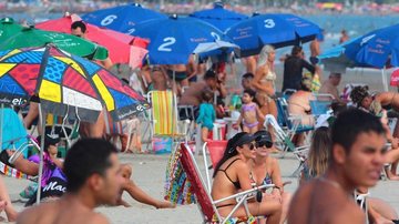 Praia de Santos, neste domingo, 29. Banhistas aglomerados e sem máscara - Matheus Tagé / A Tribuna