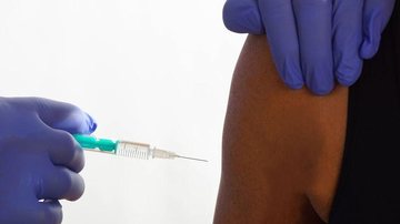 Covid-19: Fiocruz quer contribuir com início da vacinação neste mês - © CHROMORANGE / Matthias Stolt/Direitos reservados