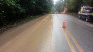 Trecho da Rio-Santos é liberado após deslizamento de terra - Divulgação/DER
