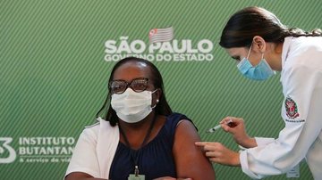 Mônica Calazans, primeira brasileira vacinada contra o coronavírus. - Foto: Divulgação / Governos do Estado de São Paulo