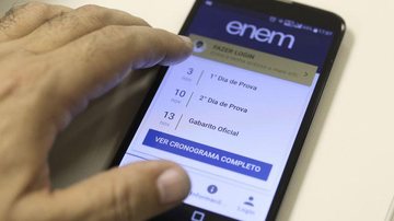 Candidatos do Enem lidam com internet precária e estudos pelo celular - © Marcello Casal JrAgência Brasil
