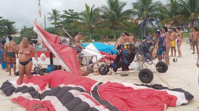 Paratrike cai e causa acidente na praia de Boraceia - Reprodução