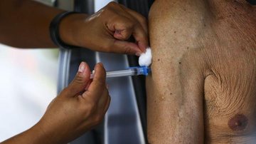 Vacinação de idosos no Rio será retomada nesta quinta - © Marcelo Camargo/Agência Brasil
