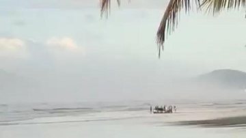 Carro atola na areia em praia de Bertioga - Reprodução