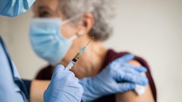 Segundo Condesb, Baixada precisa de 30% mais vacinas para idosos Idosa vacinando - Foto: Shutter Stock