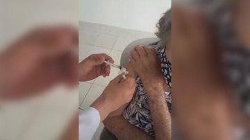 VÍDEO | Enfermeiro finge aplicar vacina contra covid-19 em idosa em Praia Grande - Reprodução