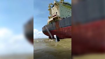 Barco afunda e tripulantes são salvos por navio no Pará - Reprodução