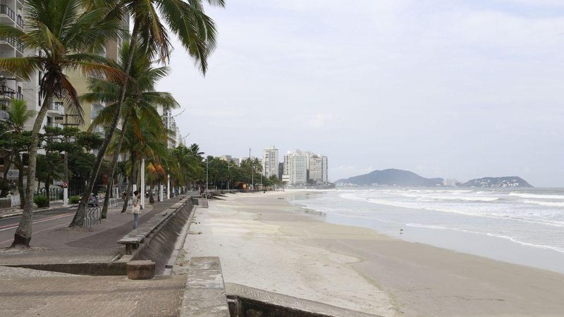 Praia do Guarujá em março de 2021, durante lockdown na região 1º fim de semana de lockdown - Imagem: Helder Lima / PMG