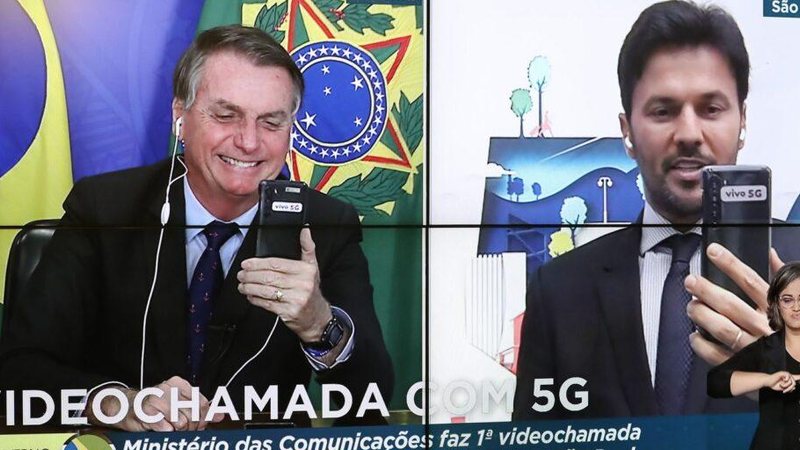 Bolsonaro recebe primeira videochamada com 5G - © Marcos Corrêa/PR