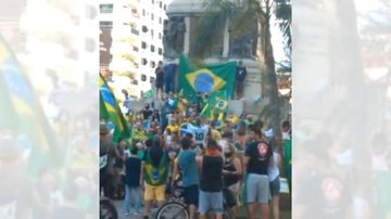 Centenas de manifestantes pedem reabertura do comércio na Praça da Independência, em Santos - Reprodução/Facebook