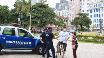 Orientações aconteceram em diferentes pontos da cidade, inclusive na orla da praia - Reprodução/ Prefeitura de Santos