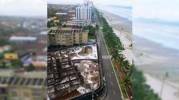 Construção abandonada acumula água parada e preocupa moradores em Praia Grande, SP - Reprodução: Praia Grande e Região SP