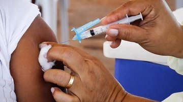 São Vicente antecipa vacinação de pessoas de 40 a 44 anos para terça-feira (22) - Foto: Poder 360