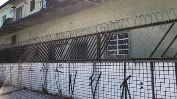 Moradores tornaram público a audácia de criminosos roubando pedaços de ferro e alumínio dos portões e muros São Vicente (SP) | Criminosos fazem mais uma vítima de roubo de portões e grades - Foto: Sou Mais São Vicente e Região