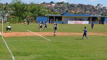 Em novo decreto Santos autoriza esportes coletivos em espaços públicos e privados Campo várzea - Divulgação/Prefeitura de Santos