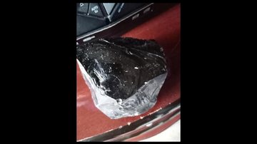 Meteorito em Peruíbe? Morador encontra rocha intrigante no solo - Imagem: Reprodução / Facebook - Feira do Rolo de Peruíbe / Hélio Silva