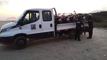 Motos apreendidas pela GCM GCM de São Sebastião prende motoqueiros que disputavam rachas na praia de Boraceia - Divulgação/Guarda Civil Municipal de São Sebastião