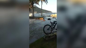 Mar invade orla de Caraguatatuba - Reprodução/Facebook