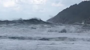 Mar agitado na praia do Bonete, extremo sul do arquipélago de Ilhabela (SP) - Foto: Reprodução vídeo Marcelo do Bonete