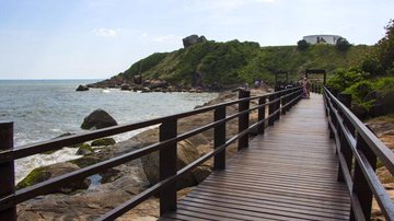 Área está localizada entre os costões da Praia da Gruta e da Praia do Sonho, e atrai pessoas por sua história e também por sua bela paisagem - Divulgação/Prefeitura de Itanhaém