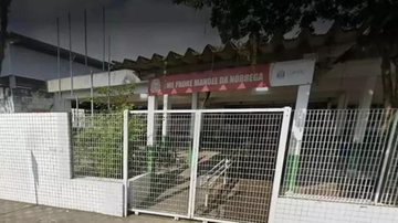Aluna teve ferimentos superficiais na mão Jovem de 13 anos esfaqueia colega de classe durante briga em escola de Cubatão (SP) Fachada da Escola Municipal Padre Manoel da Nóbrega - Divulgação