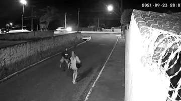 Momento em que a vítima é abordada por bandidos no bairro Enseada Vídeo: mulher é assaltada por dois bandidos em São Sebastião (SP) - Foto: Ligia Rosa