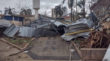 Rastro de destruíção do tornado: estrutura metálica destruída após a passa Tornado causa destruição em Pirassununga, no interior de SP - Imagem: divulgação / Defesa Civil de Pirassununga