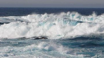 Entre Laguna (SC) e Arraial do Cabo as ondas de sudeste devem variar de 3 a 6 metros Defesa Civil alerta para ressaca com ondas de até 3,5 metros no litoral de SP Ondas - Divulgação/Prefeitura de Caraguatatuba