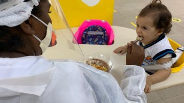 O novo levantamento compreende o período de 23 de março de 2020 até a última quarta-feira (6) Guarujá atinge marca de 1 milhão de refeições para alunos na pandemia Criança comendo merenda - Divulgação