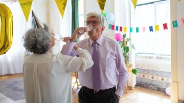 no dia 27 de setembro é comemorado o dia nacional do idoso 4 Dicas Valiosas para ter qualidade de vida na melhor idade casal de idosos em comemoração - Pexels