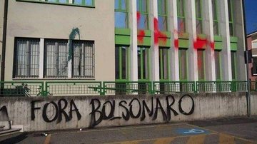 Em suas redes sociais, o grupo divulgou as imagens mostrando uma pichação com a frase 'Fora Bolsonaro', além da legenda 'quem destrói o planeta não é bem-vindo, nem aqui nem em outro lugar" Esterco e pichação: ativistas protestam contra Bolsonaro em cidade - Divulgação/Rise Up 4 Climate Justice