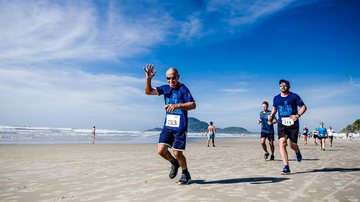 Três primeiros colocados de cada categoria (masculino e feminino) serão premiados Inscrições abertas para a Etapa Novembro-Azul do Circuito de Corridas em Bertioga Homens correndo na praia - Divulgação/Sobloco