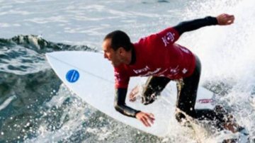 Para atletas do litoral mandam bem e conquistam pódio na Califórnia Surfistas do Guarujá são destaques em campeonato mundial Foto do para atleta Mike Richard em cima da prancha fazendo um manobra no mar - Instagram/Mike Richard