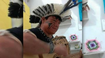 Indígena ilustre de Ubatuba (SP) falece de forma trágica  Indígena  com instrumento e cocar - Arquivo Pessoal