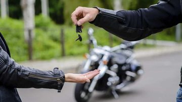 Autoridades permanecem investigando o caso de estelionato Jovem de 20 anos paga mais de R$ 4 mil em entrada de moto e é vítima de golpe Uma pessoa dando a chave da moto para a outra - Divulgação