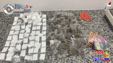 Drogas apreendidas pelos policiais Dupla é presa por tráfico de drogas em Caraguatatuba (SP) drogas sobre mesa de mármore - Foto: Vigésimo BPMI
