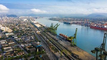 Porto de Santos, situado no litoral de São Paulo, é um dos portos brasileiros em que há fiscalização Imagem aérea do Porto de Santos - Shutterstock
