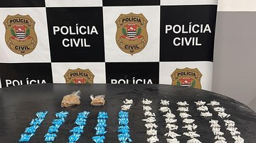 O indivíduo e as drogas foram localizados na avenida Marginal Rio da Vó Drogas na geladeira São Vicente Drogas em cima de uma mesa na delegacia - Divulgação/Polícia Civil