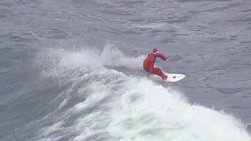 Na internet, munícipes comentaram que a atitude é a cara do Rio de Janeiro Papai Noel surfista conquista cariocas em ondas de até 2,5 metros Papai Noel surfista - Reprodução
