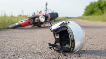 Homem chegou a ser socorrido, mas não sobreviveu aos ferimentos Motociclista morre após se chocar contra um poste em Caraguatatuba (SP) moto e capacete jogados no chão - Foto: Divulgação