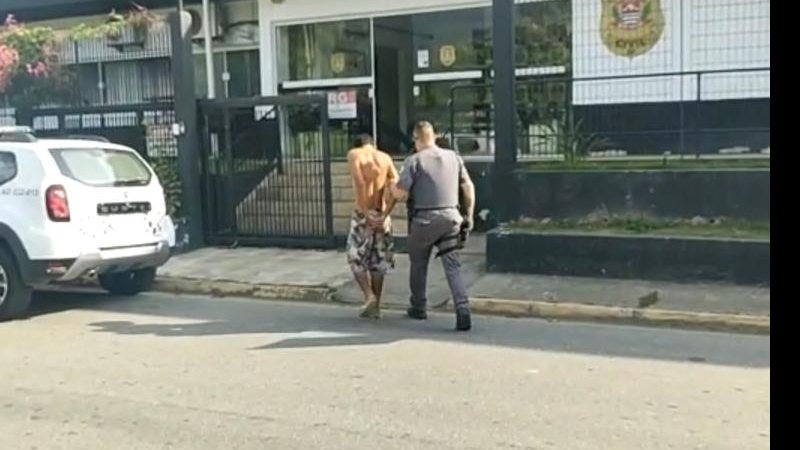 Policial encaminha criminoso à delegacia de Ilhabela Homem rouba joias avaliadas em R$ 70 mil e é preso em Ilhabela (SP) - Foto: Tribuna do Povo