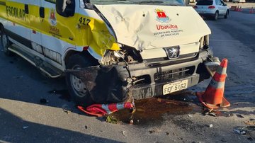 Van escolar da prefeitura destruída após acidente Acidente entre carro e van escolar da prefeitura de Ubatuba (SP) deixa motorista ferida - Foto: Divulgação | Redes Sociais