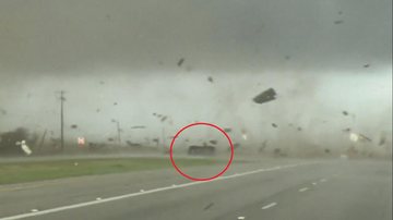 Caminhonete foi arrastada e chegou a rodopiar Motorista escapa milagrosamente de  tornado nos EUA; assista Caminhonete em tornado - Imagem: Reprodução / Brian Emfinger