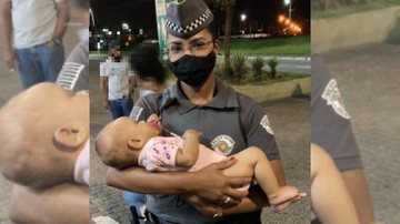PM Mayara com a criança de seis meses no colo salva pela equipe após manobra de Heimlich PM com criança no colo Criança de seis meses dormindo no colo da policial militar - Arquivo Pessoal