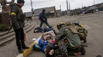 Soldados ucranianos tentam salvar o pai da família atingida pelo morteiro Vídeo mostra momento em que civis são mortos por morteiros russos - Lynsey Addario/The New York Times