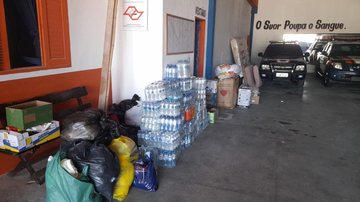 A campanha teve início na última Doações de Ubatuba para Petrópolis Fardos de água, colchões, sacola de roupas e alimentos arrecadados - Divulgação/Prefeitura de Ubatuba