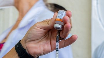 Imunossuprimidos que receberam o primeiro reforço há mais de dois meses poderão tomar a quarta dose da vacina Vacinação contra covid em Bertioga Pessoa segurando seringa e vacina da covid-19 - Divulgação/Prefeitura de Bertioga