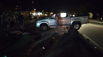 Acidente ocorreu na noite de sexta-feira (4) Motoboy morre após bater de frente com caminhonete na Rio-Santos em Ubatuba (SP) caminhonete e moto no chao - Foto: Divulgação | Ubatuba Destaque